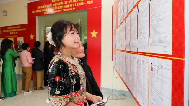 Cử tri miền Trung hân hoan đi bỏ phiếu bầu cử