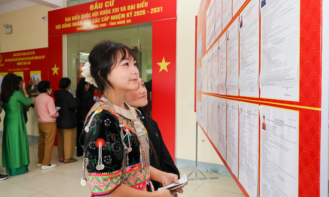 Cử tri miền Trung hân hoan đi bỏ phiếu bầu cử