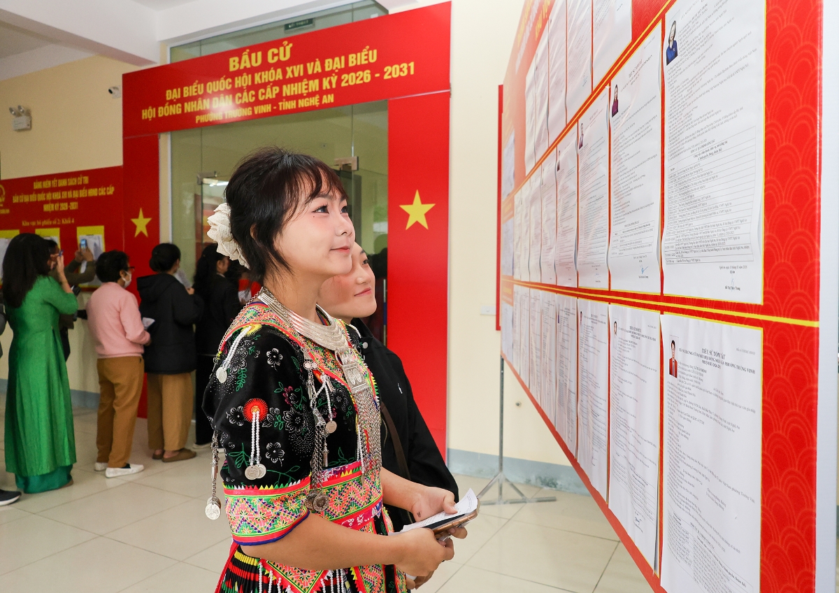 Không chỉ các bậc cử tri lớn tuổi, nhiều bạn học sinh, sinh viên tại Nghệ An lần đầu đi bầu cử cũng có mặt từ rất sớm. Các em chăm chú đọc kỹ từng dòng tiểu sử và chương trình hành động của các ứng cử viên, thể hiện trách nhiệm của người trẻ để trao gửi niềm tin vào những người thực sự xứng đáng đại diện cho tiếng nói của thế hệ mình