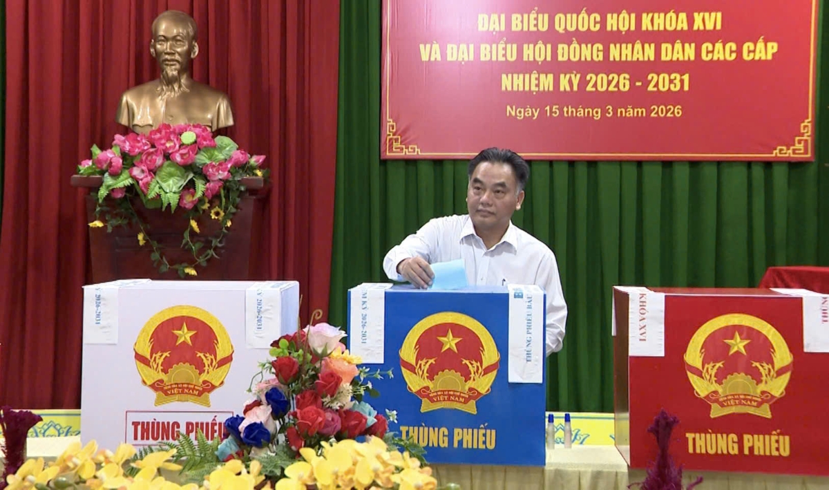 Phó Chủ tịch Thường trực UBND Thành phố Nguyễn Lộc Hà thực hiện quyền cử tri của mình,