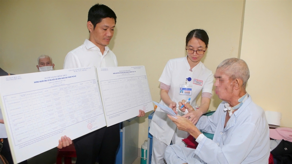 Bệnh nhân điều trị nội trú thực hiện bỏ phiếu ngay tại giường bệnh với sự hỗ trợ của tổ bầu cử