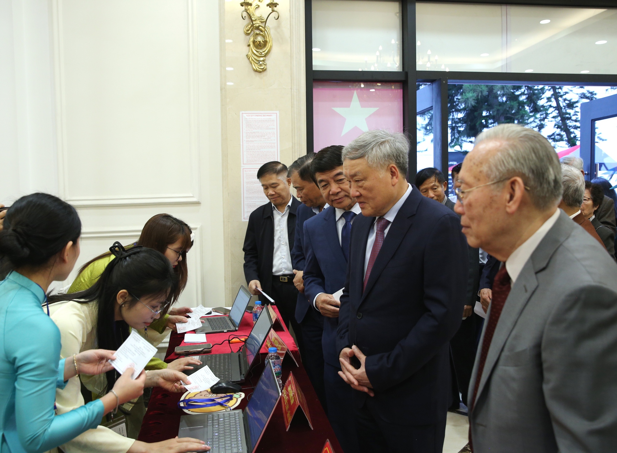 Hoà cùng không khí ngày hội toàn dân đi bầu cử, Phó Thủ tướng Thường trực Chính phủ Nguyễn Hòa Bình, Phó Chủ tịch Hội đồng Bầu cử Quốc gia thực hiện quyền công dân, tiến hành bầu cử đại biểu Quốc hội khóa XVI và đại biểu HĐND các cấp nhiệm kỳ 2026-2031 tại Đơn vị bầu cử số 2 - Khu vực bỏ phiếu số 7, phường Phúc Lợi, thành phố Hà Nội. Ảnh: Báo Chính phủ.