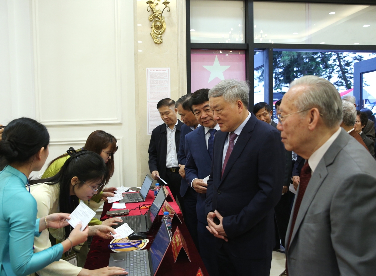 Hoà cùng không khí ngày hội toàn dân đi bầu cử, Phó Thủ tướng Thường trực Chính phủ Nguyễn Hòa Bình, Phó Chủ tịch Hội đồng Bầu cử Quốc gia thực hiện quyền công dân, tiến hành bầu cử đại biểu Quốc hội khóa XVI và đại biểu HĐND các cấp nhiệm kỳ 2026-2031 tại Đơn vị bầu cử số 2 - Khu vực bỏ phiếu số 7, phường Phúc Lợi, thành phố Hà Nội.&nbsp;Ảnh: Báo Chính phủ.