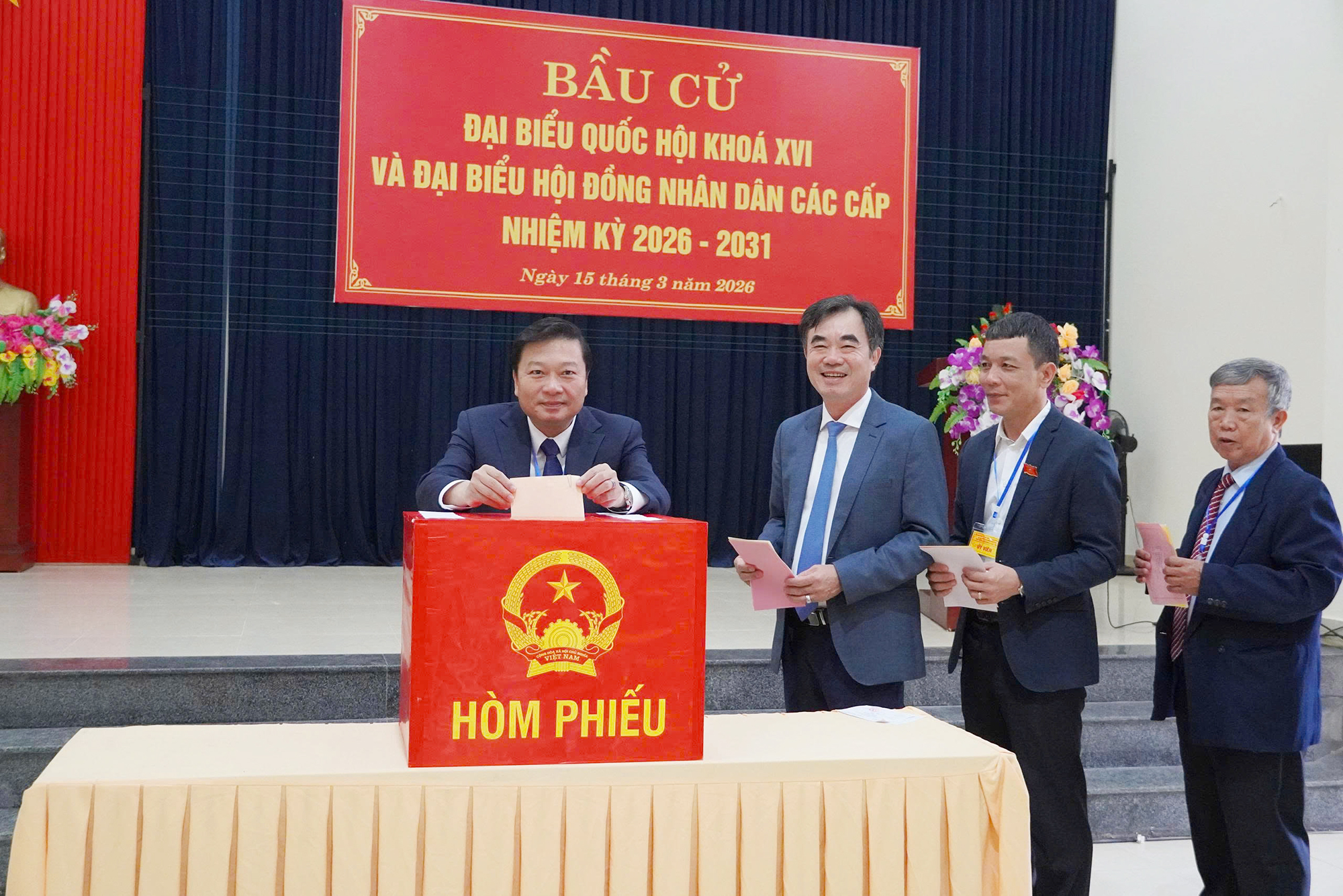 Chủ tịch UBND tỉnh Quảng Trị Lê Hồng Vinh dự lễ khai mạc và bỏ phiếu bầu cử tại phường Đồng Hới