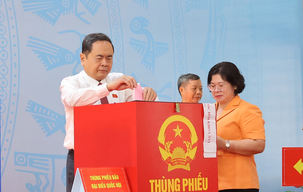 Chủ tịch Quốc hội Trần Thanh Mẫn bỏ phiếu tại Đơn vị bầu cử số 14 - Ảnh: Cổng thông tin điện tử TP. Hồ Chí Minh.