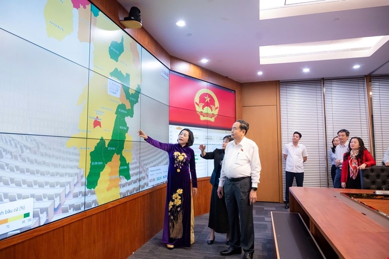 Chủ tịch Quốc hội Trần Thanh Mẫn theo dõi tiến độ kết quả bầu cử tại Trung tâm điều hành Quốc hội số. Ảnh: Quốc hội.