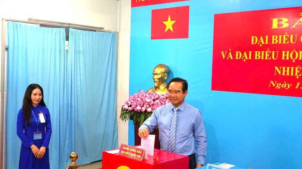 Chủ tịch UBND TP.Hồ Chí Minh Nguyễn Văn Được tham gia bỏ phiếu tại phường Xuân Hòa - Ảnh; Cổng thông tin điện tử TP. Hồ Chí Minh.