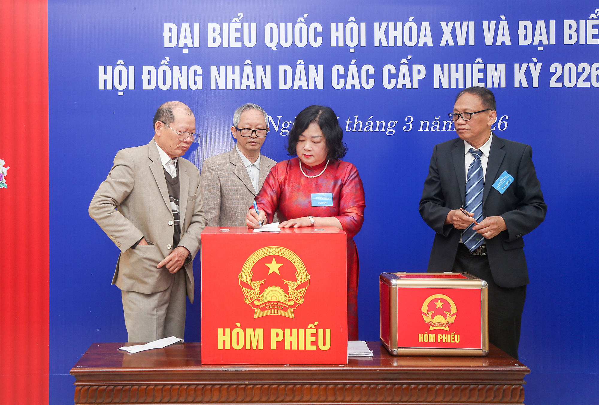 Tổ bầu cử niêm phong thùng phiếu trước khi tiến hành bầu cử