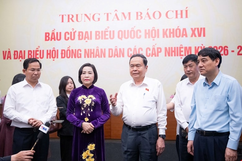 Chủ tịch Quốc hội Trần Thanh Mẫn thăm động viên đội ngũ&nbsp;phóng viên, biên tập viên, kỹ thuật viên của các cơ quan thông tấn, báo chí đang tác nghiệp tại Nhà Quốc hội. Ảnh: Quốc hội.