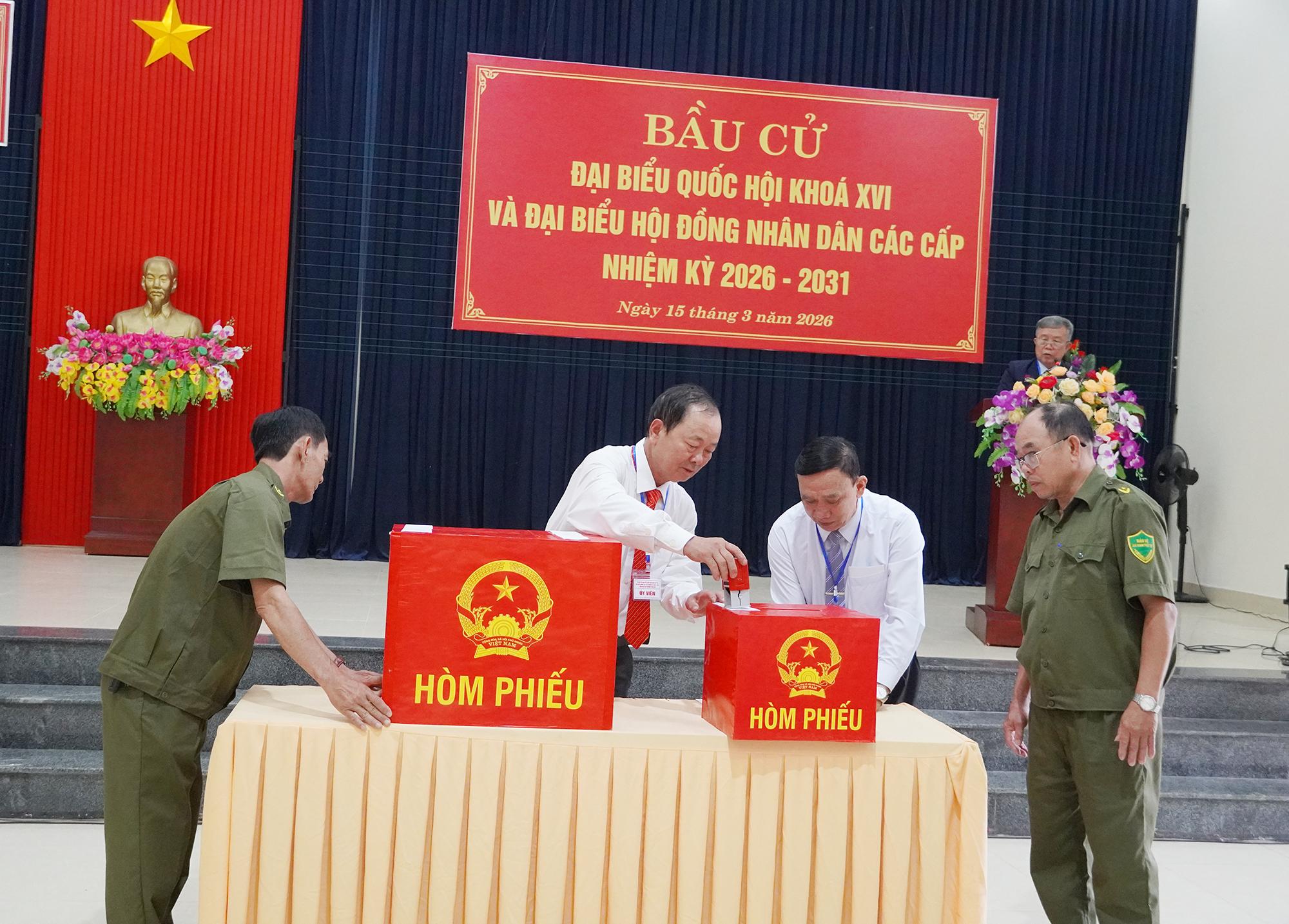 Hòm phiếu được kiểm tra và niêm phong trước sự chứng kiến của đông đảo cử tri