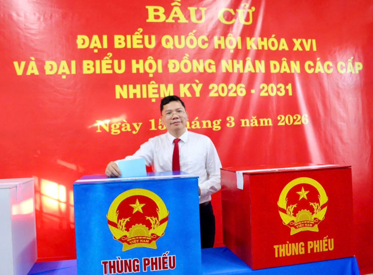Phó Chủ tịch UBND Thành phố Hoàng Nguyên Dinh bỏ phiếu bầu cử