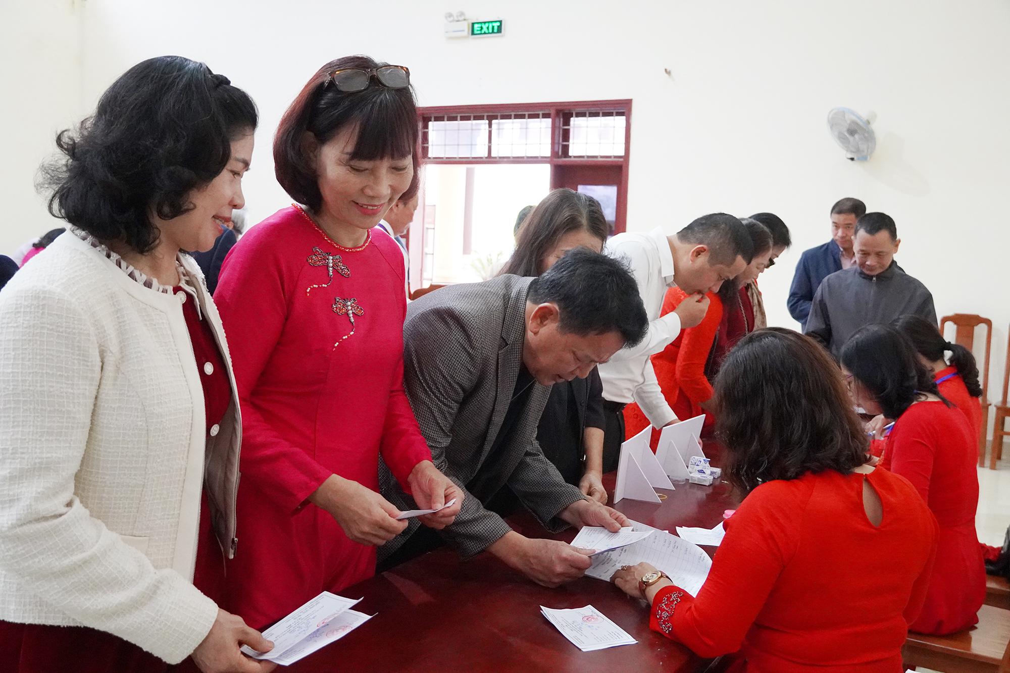 Cử tri cẩn trọng ghi phiếu bầu trước khi bỏ vào hòm phiếu