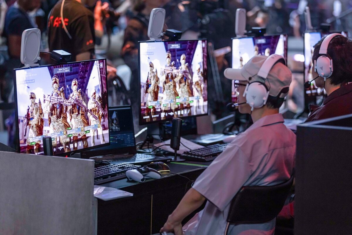 Trong thời gian phong tỏa vì đại dịch, game trở thành một trong những hình thức giải trí phổ biến nhất trên thế giới. Ảnh: Bloomberg