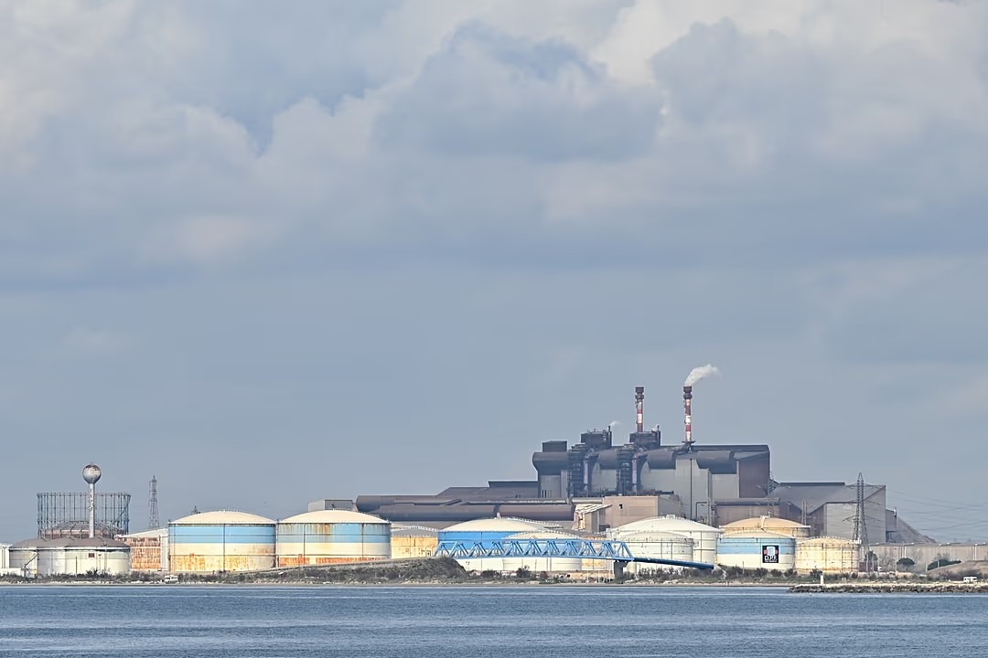 Nhà máy lọc dầu Fos-Lavera gần Marseille, miền nam nước Pháp. Ảnh: AP