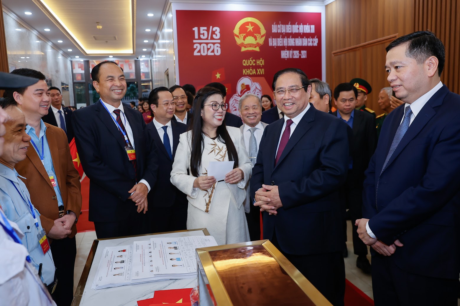 Thủ tướng Phạm Minh Chính cùng Phu nhân bỏ phiếu bầu cử tại phường Tây Hồ, thành phố Hà Nội. Toàn phường có 68.769 cử tri được phân bố trên 68 tổ dân phố với 27 điểm bỏ phiếu. Công tác tổ chức bầu cử trên địa bàn phường Tây Hồ được chuẩn bị toàn diện, chặt chẽ, tuân thủ nghiêm các quy trình, thủ tục theo quy định của pháp luật, bảo đảm các nguyên tắc dân chủ, công khai, an toàn và thuận tiện cho cử tri tham gia bầu cử. Ảnh: Báo Chính phủ.