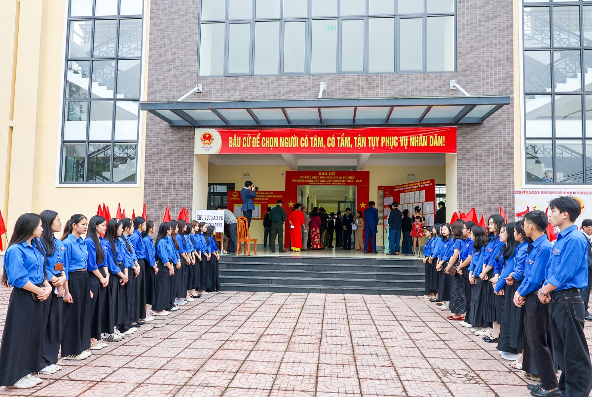 Không khí rộn ràng tại khu vực bỏ phiếu số 02, phường Trường Vinh, Nghệ An trong ngày 15/3