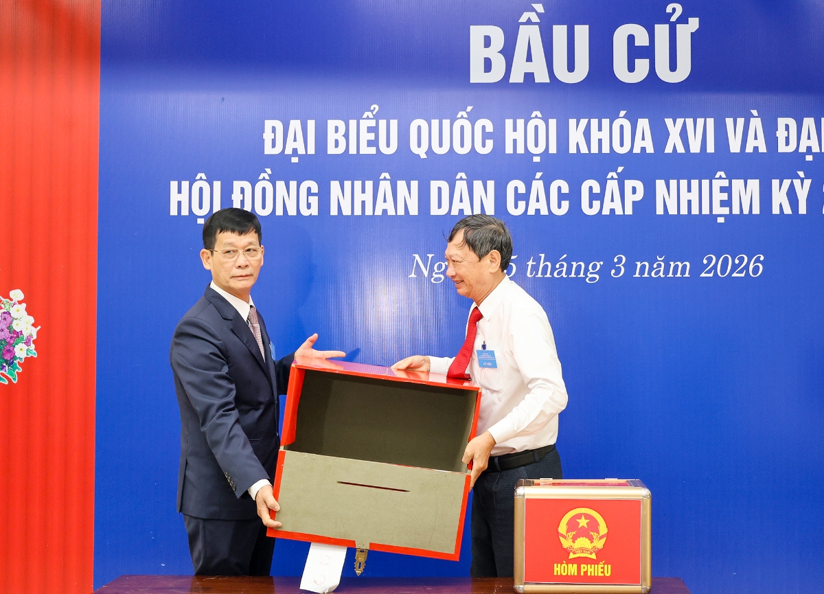 Thành viên&nbsp;Tổ bầu cử kiểm tra thùng phiếu trước khi bầu cử