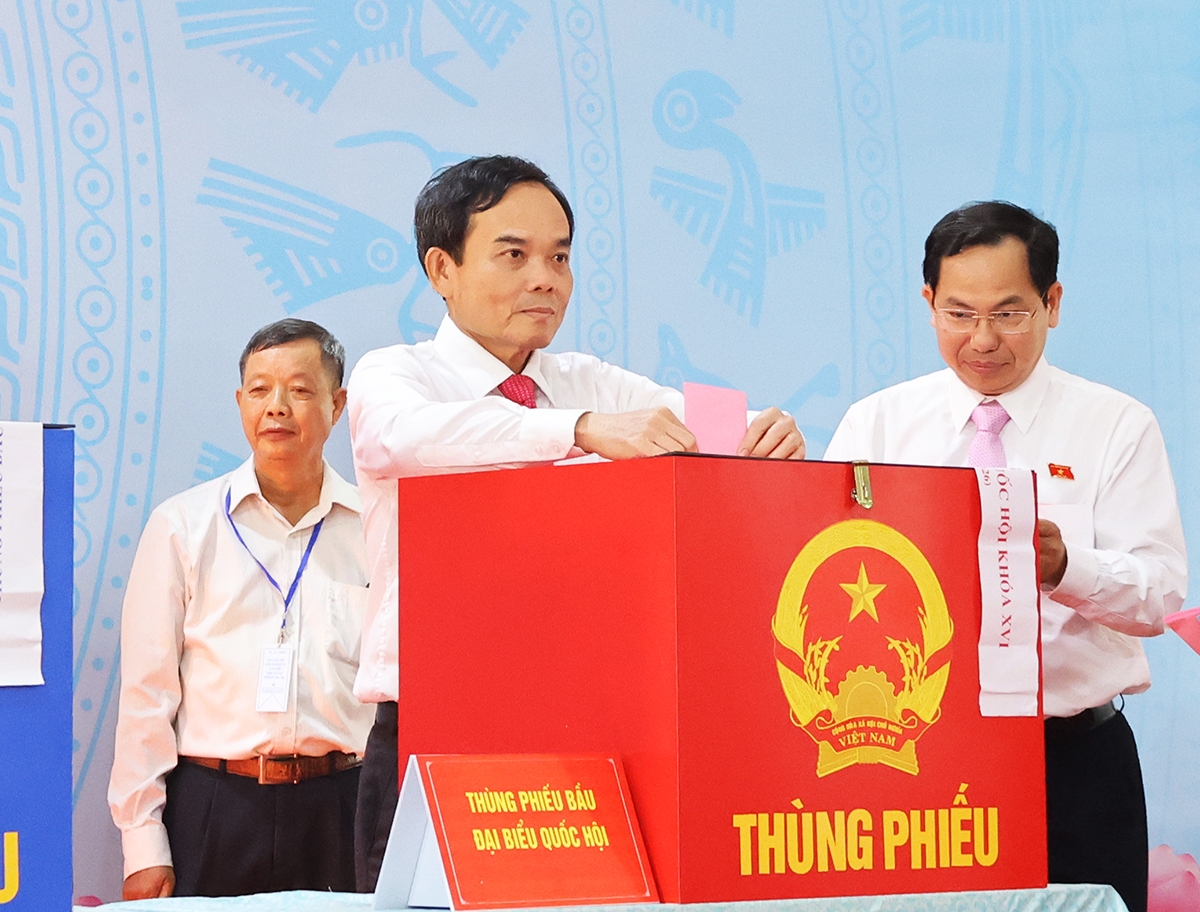 Bí thư Thành ủy TP. Hồ Chí Minh Trần Lưu Quang bỏ phiếu tại Đơn vị bầu cử số 14 -&nbsp;Ảnh: Cổng thông tin điện tử TP. Hồ Chí Minh.