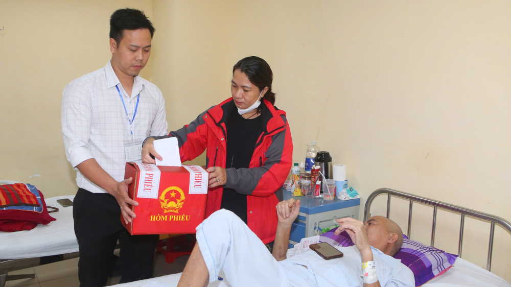 Bệnh nhân đang điều trị tại Bệnh viện Trung ương Huế trực tiếp tham gia bỏ phiếu, thực hiện quyền bầu cử của công dân