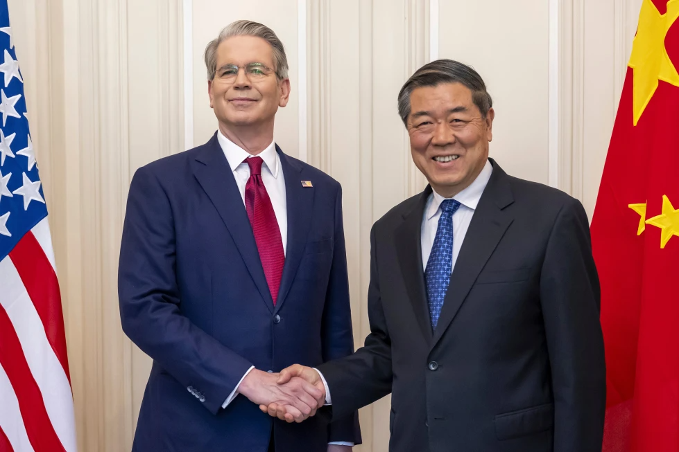 Bộ trưởng Tài chính Mỹ Scott Bessent (trái) bắt tay Phó Thủ tướng Trung Quốc Hà Lập Phong trong cuộc gặp song phương giữa Mỹ và Trung Quốc tại Geneva, Thụy Sỹ ngày 10/5/2025. - Ảnh: AP