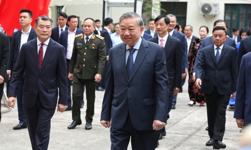 Các đồng chí lãnh đạo Đảng, Nhà nước thực hiện quyền cử tri