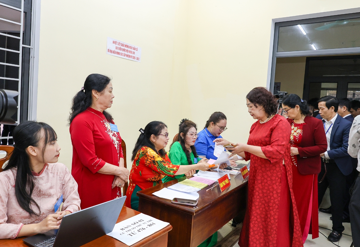 Cử tri xếp hàng trật tự chờ đến lượt bỏ phiếu