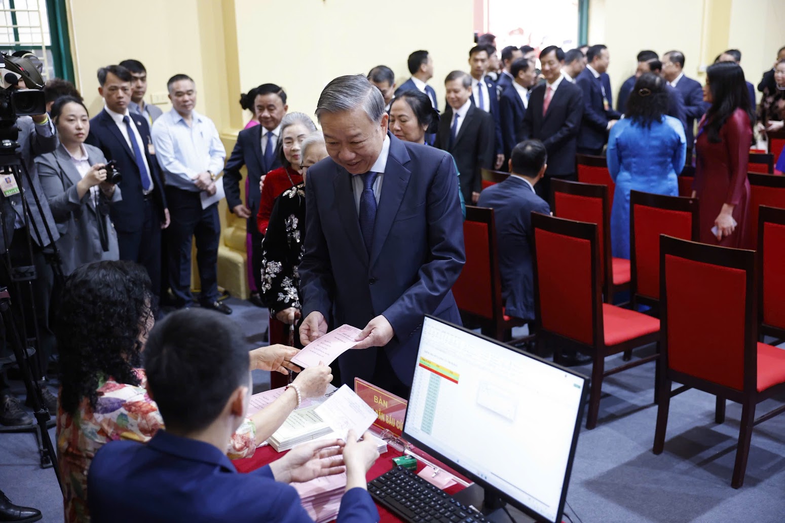 Tổng Bí thư Tô Lâm nhận thẻ cử tri để thực hiện quyền bầu cử.  Ảnh: Báo Chính phủ.