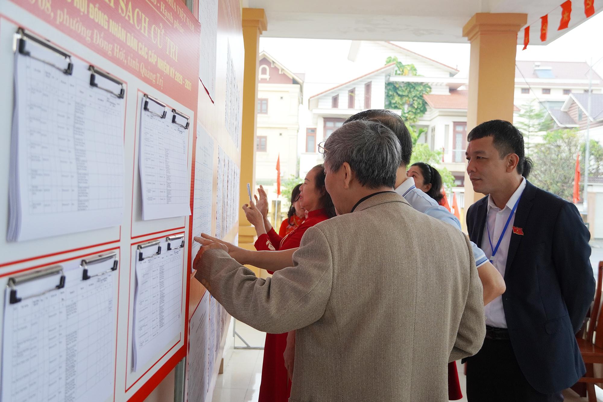 Cử tri nghiên cứu danh sách ứng cử trước khi quyết định lá phiếu của mình