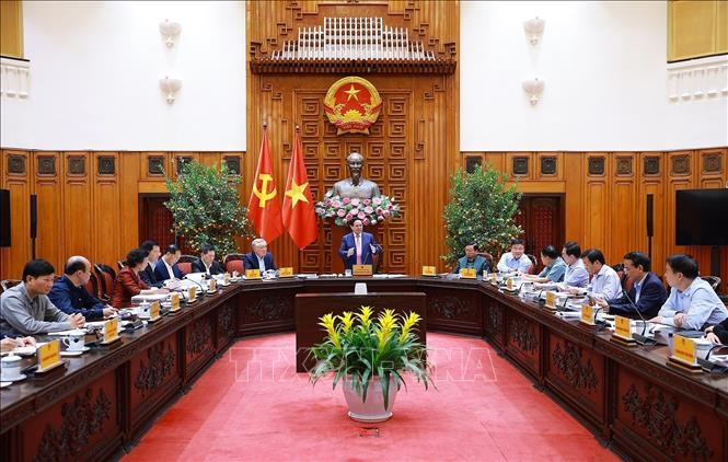 Thủ tướng Phạm Minh Chính chủ trì họp Thường trực Chính phủ về bình ổn giá xăng dầu. Ảnh: TTXVN