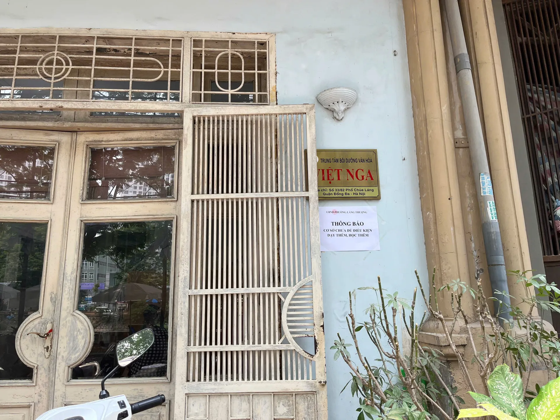 Một trung tâm dạy thêm trên phố Chùa Láng, Hà Nội bị cơ quan chức năng tạm dừng hoạt động vì có nhiều vi phạm, trong đó có PCCC. 