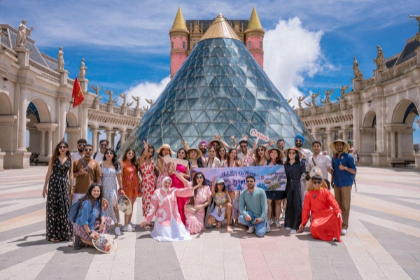 Đà Nẵng phối hợp nền tảng du lịch trực tuyến Klook đưa hơn 30 nhà sáng tạo nội dung số Ấn Độ và Trung Đông đến quảng bá du lịch thành phố.