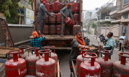 Châu Á xoay xở trước cơn sốt giá xăng dầu 