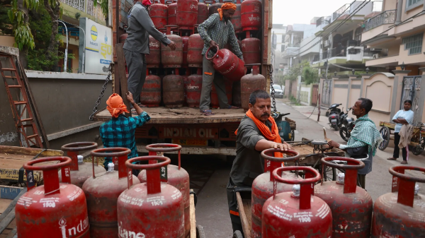 Châu Á xoay xở trước cơn sốt giá xăng dầu 