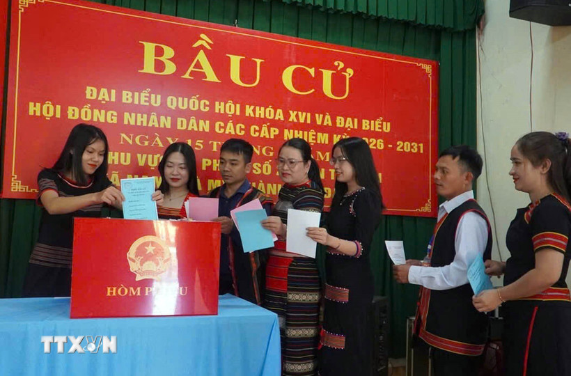 Cử tri khu vực miền núi thành phố Đà Nẵng đi bầu cử. Ảnh: TTXVN