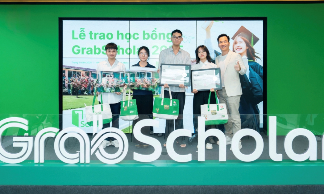Chương trình GrabScholar với sự phối hợp cùng VietHope đã trao tặng 300 suất hỗ trợ học tập và 6 suất học bổng toàn phần cho học sinh, sinh viên Việt Nam. Ảnh: Grab.