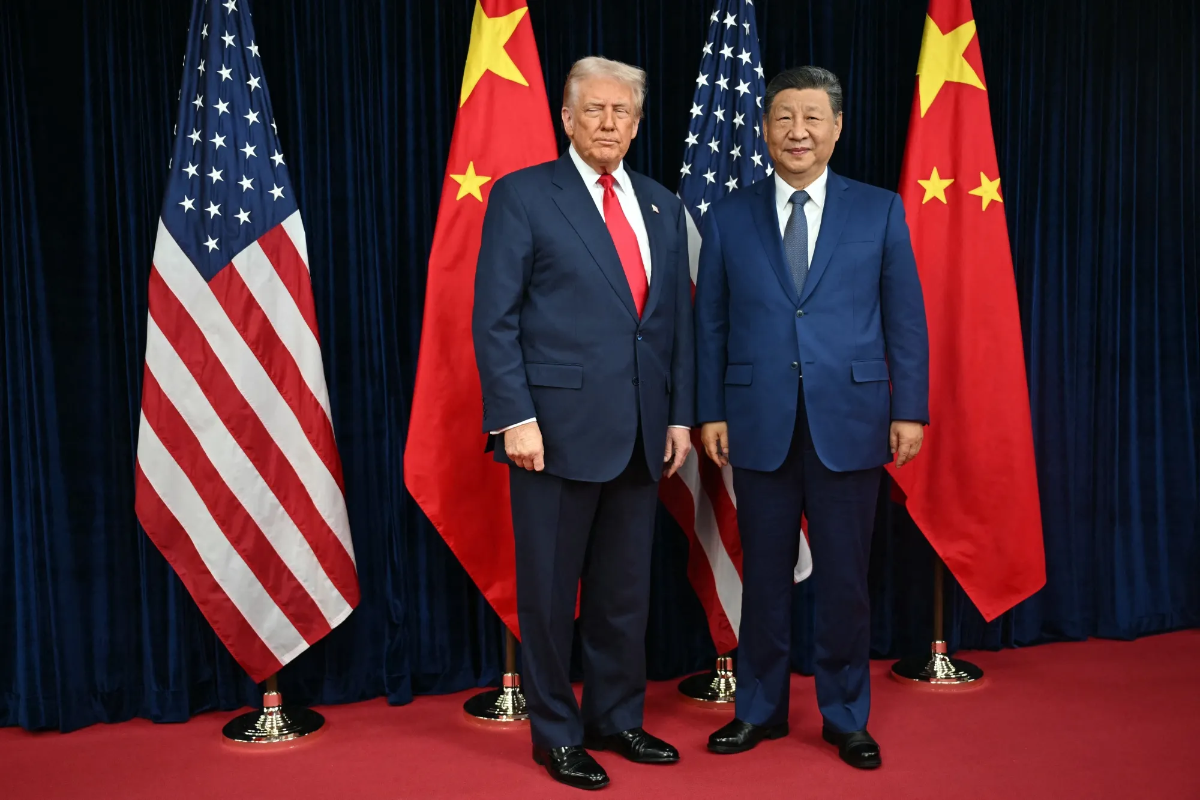 Tổng thống Mỹ Donald Trump (trái) và Chủ tịch Trung Quốc Tập Cận Bình trong cuộc gặp thượng đỉnh ở Busan, Hàn Quốc hôm 30/10/2025 - Ảnh: Bloomberg.