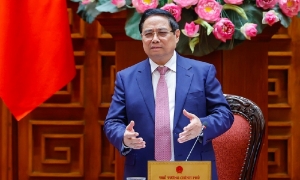 Thủ tướng: Tuyệt đối không để thiếu xăng dầu, xem xét dùng ngân sách hỗ trợ bình ổn giá 