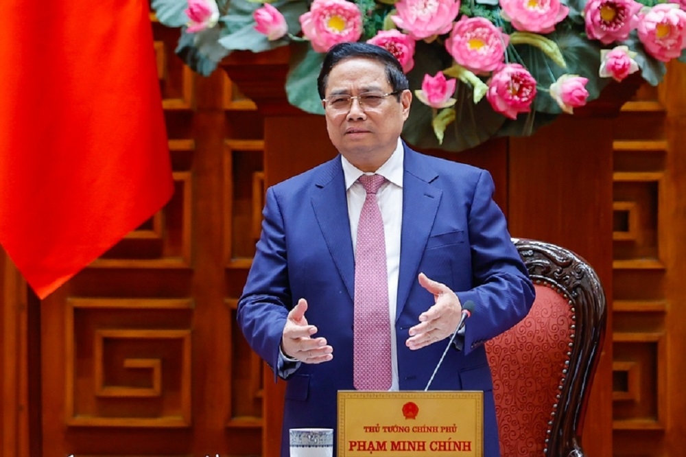 Thủ tướng Phạm Minh Chính chủ trì cuộc họp Thường trực Chính phủ để tiếp tục cho ý kiến về các giải pháp bảo đảm cung ứng và bình ổn giá xăng dầu vào chiều tối 16/3. Ảnh: VGP.