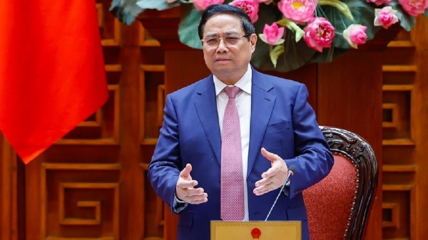 Thủ tướng: Tuyệt đối không để thiếu xăng dầu, xem xét dùng ngân sách hỗ trợ bình ổn giá