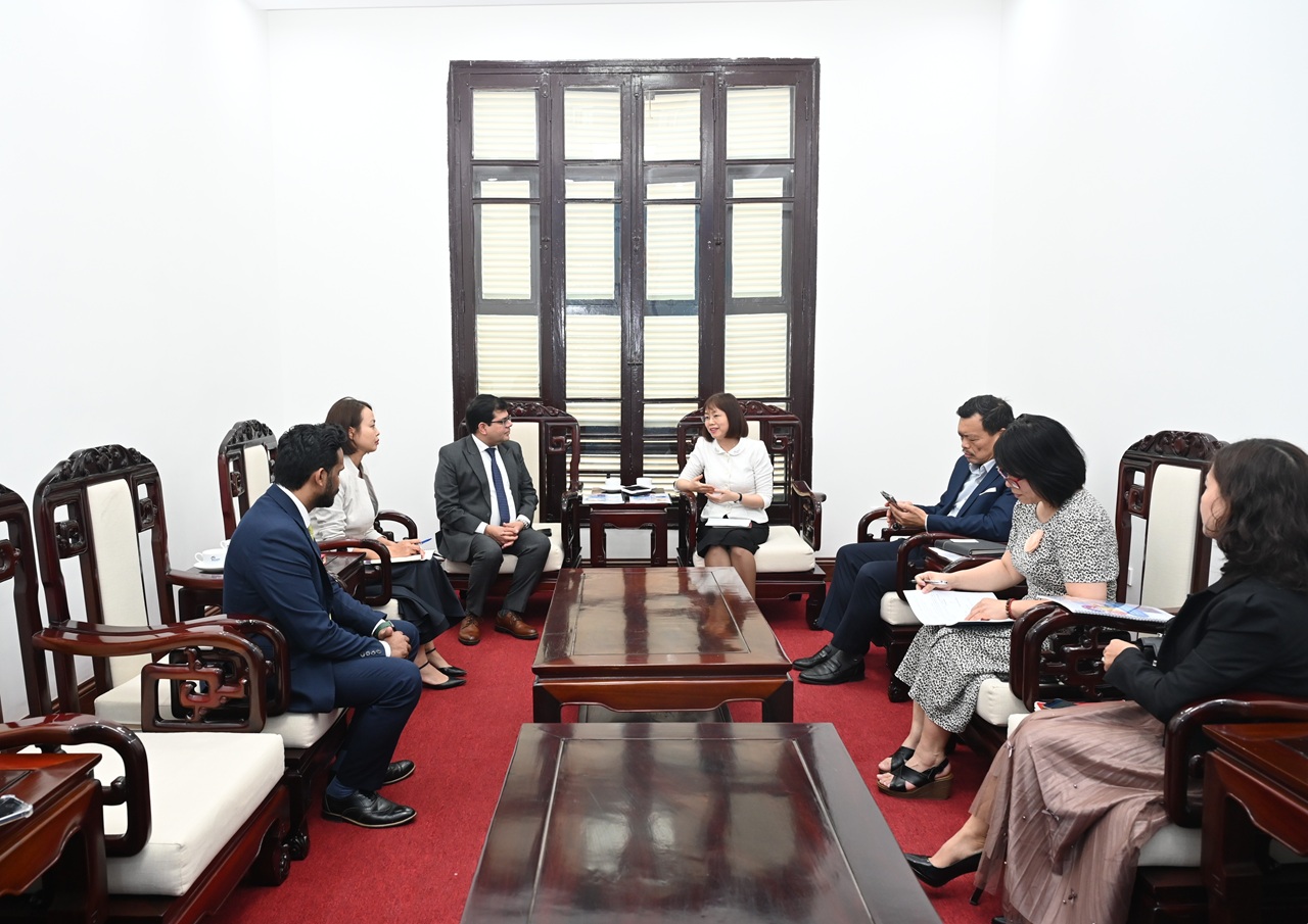 Phó Cục trưởng Cục Du lịch Quốc gia Việt Nam Nguyễn Thị Hoa Mai làm việc với Công ty VFS Global nhằm trao đổi về khả năng hợp tác, hỗ trợ xúc tiến quảng bá du lịch Việt Nam.