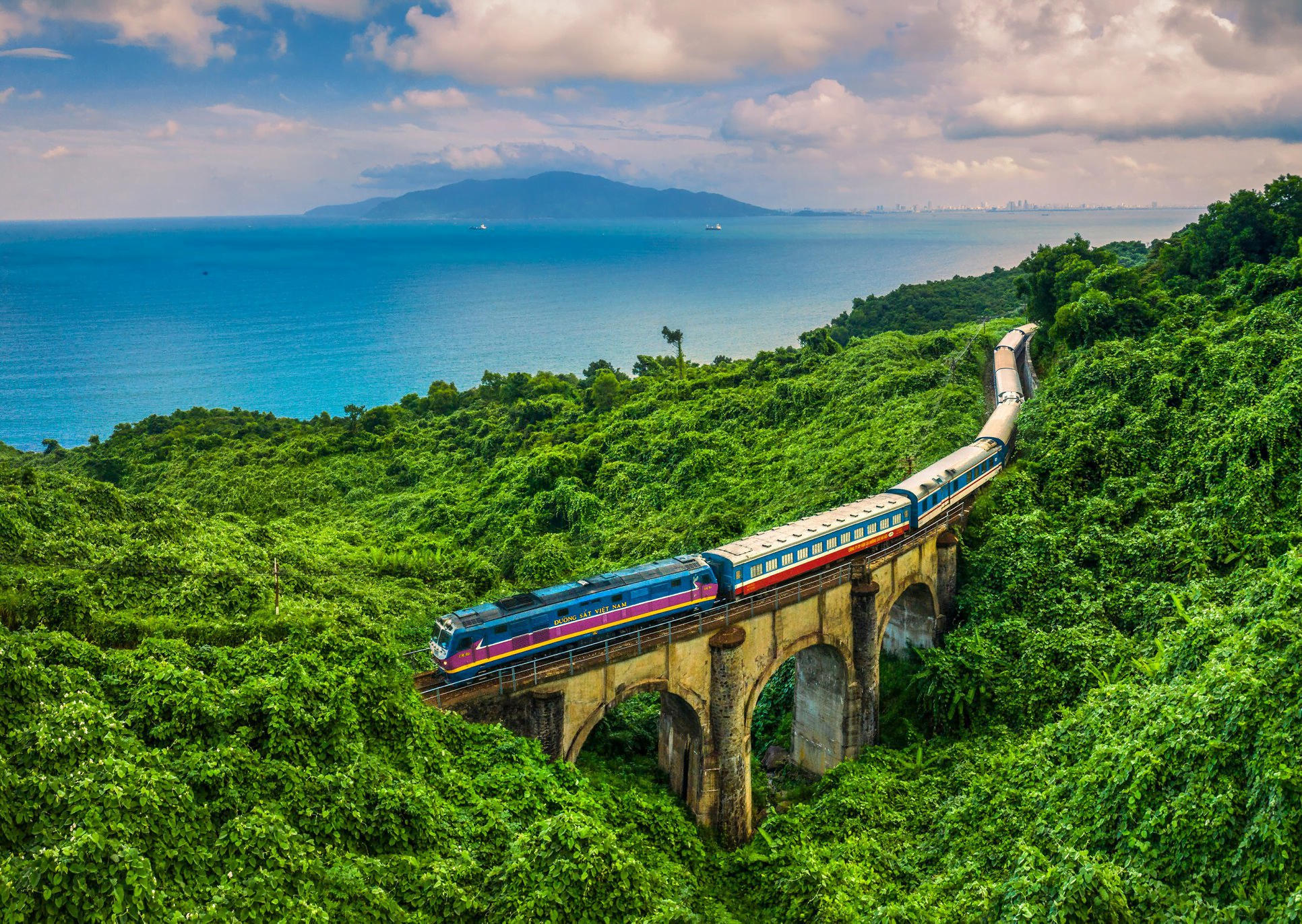 Du lịch đường sắt không chỉ là một phương tiện di chuyển mà còn là một phần của chính cuộc phiêu lưu. 
