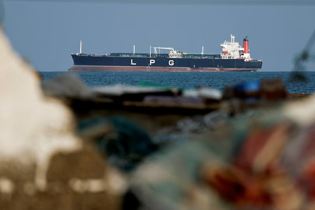 Một tàu chở khí hóa lỏng LPG ở Shinas, Oman, hôm 11/3/2026 - Ảnh: Reuters.