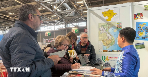 Du khách tìm hiểu các chương trình tham quan Việt Nam tại Triển lãm du lịch thế giới. Ảnh: TTXVN