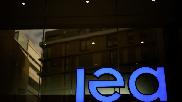 Các nước giàu xả dự trữ, vì sao giá dầu vẫn leo thang?