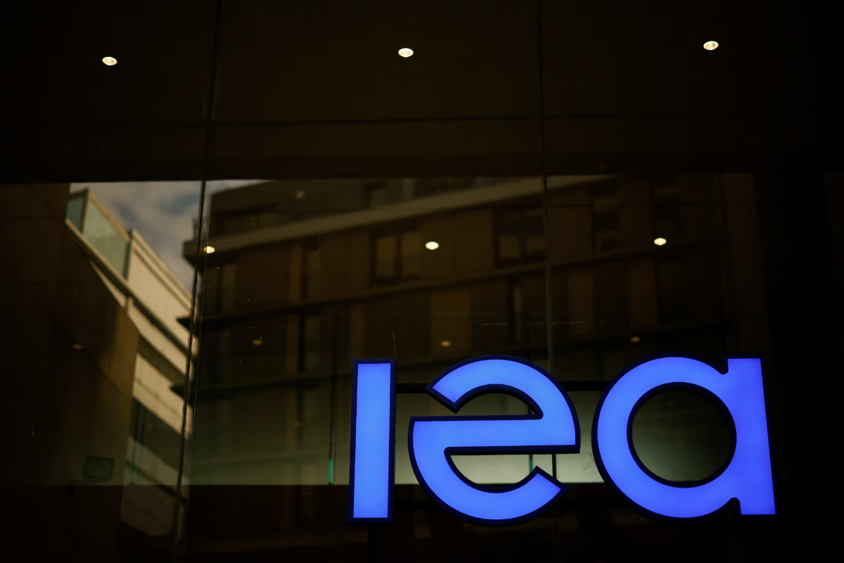 Logo IEA tại trụ sở của cơ quan này tại Paris, Pháp - Ảnh: Reuters.