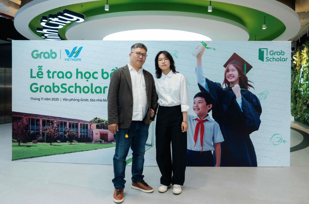 Đặng Phương Ngân - một trong những sinh viên đầu tiên tại Việt Nam nhận học bổng GrabScholar vào năm 2025. Ảnh:&nbsp;Grab.