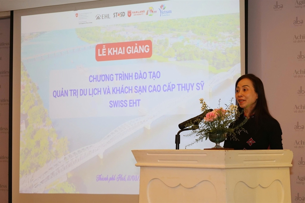 Bà Dương Thị Thu Truyền, Phó Giám đốc Sở Du lịch thành phố Huế, phát biểu tại buổi khai giảng.