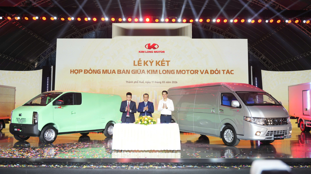 Lễ ký kết hợp đồng mua bán giữa KIM LONG MOTOR và các đối tác, đánh dấu bước khởi đầu cho hoạt động thương mại của các dòng xe mới.