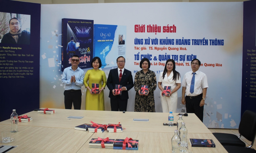 Các tác giả tặng sách cho các giảng viên. Ành: Chu Khôi.