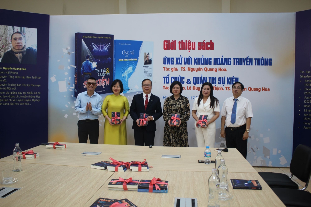 Các tác giả tặng sách cho các giảng viên. Ành: Chu Khôi.  